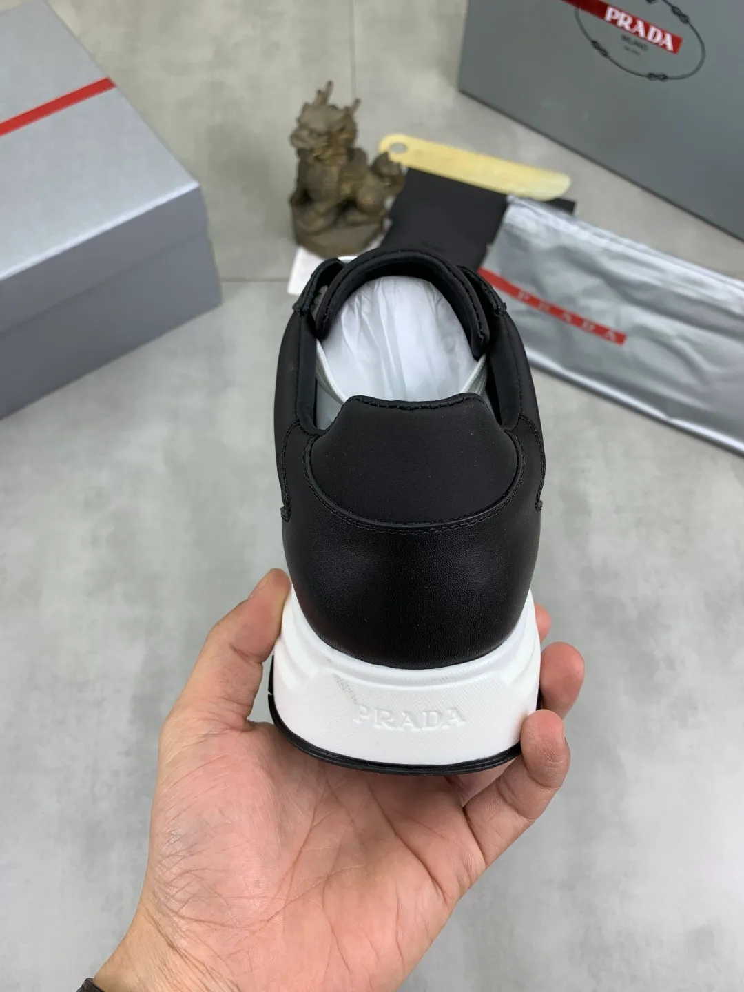 Men's men's shoes 💰P560💰[New model] The top version is available on the official website, 🆘 The trendy brand (Prada) mainly promotes the popular style, avant-garde and versatile fashionable men's shoes, private version mold opening, cowhide surface splicing 1:1 replica... Fashion is simple, original imported cowhide and lining cowhide feet; the atmosphere and personality are more fashionable, eye-catching and pursuing class. It will subvert the old idea and be a must-have for fashion trendsetters with you! Must keep for yourself ! Tall and comfortable, large and low, high-end quality workmanship. The new high-end outsole on the official website. Size: 38-45. Available in black and white.